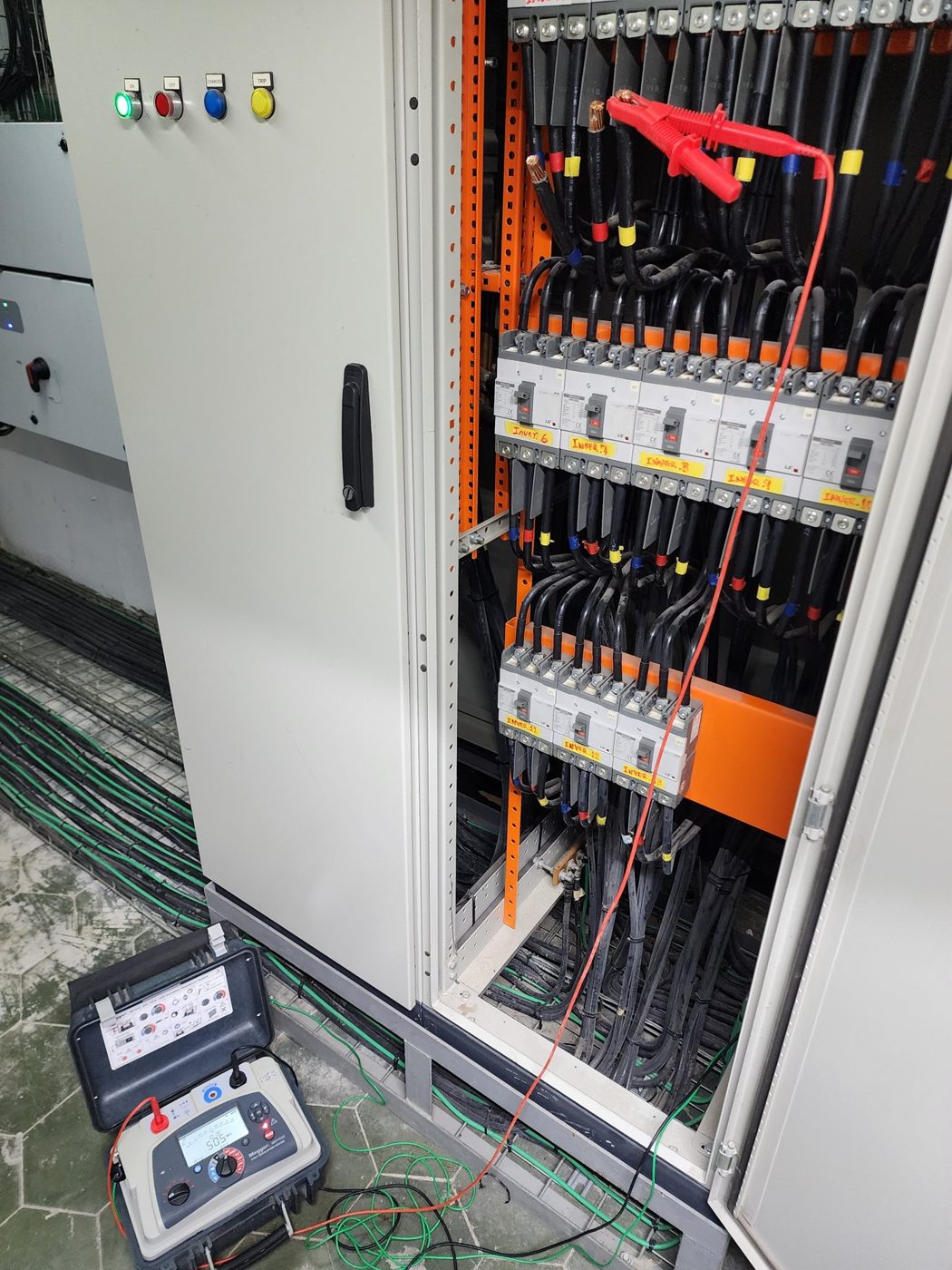 Prueba de aislamiento conectada a un tablero