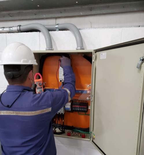 Técnico trabajando en un tablero eléctrico